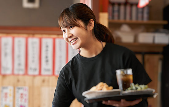 居酒屋で働く女性の求人イメージ